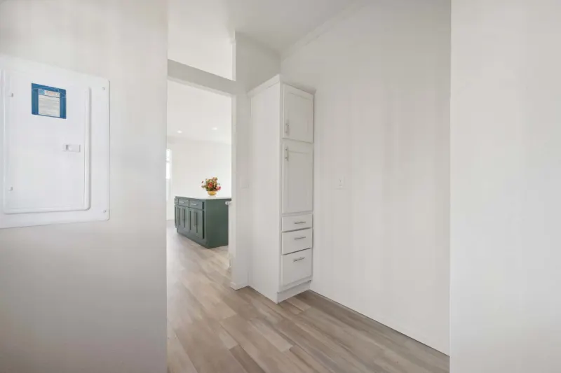 Hillcrest g827 interior home features