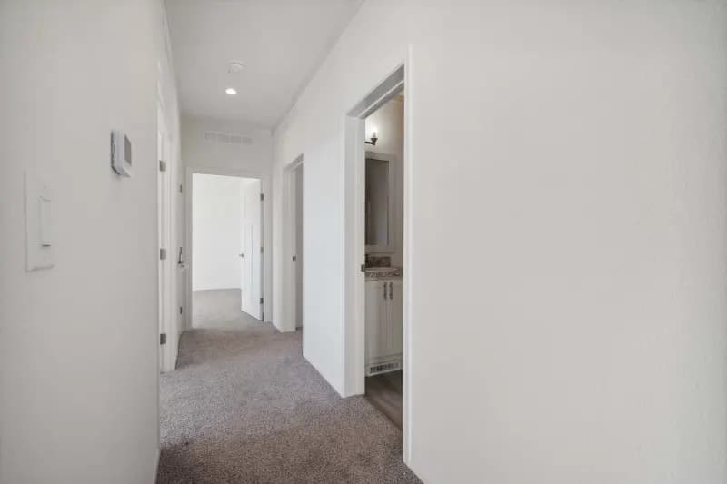Hillcrest g827 interior home features
