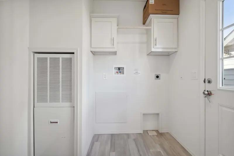 Hillcrest g827 interior home features